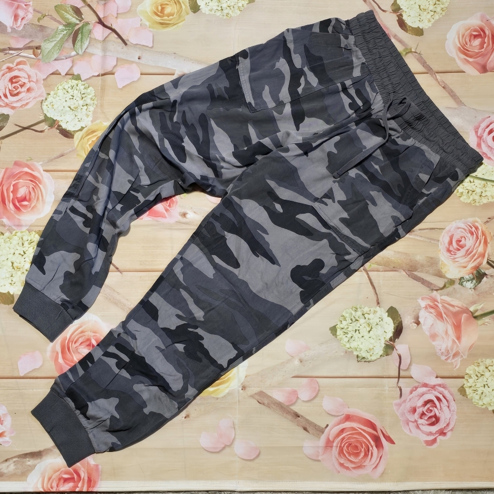 Splendid gray camo joggers